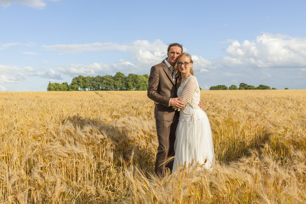 Reportage mariage rétro et rock : portrait dans le champ de blé
